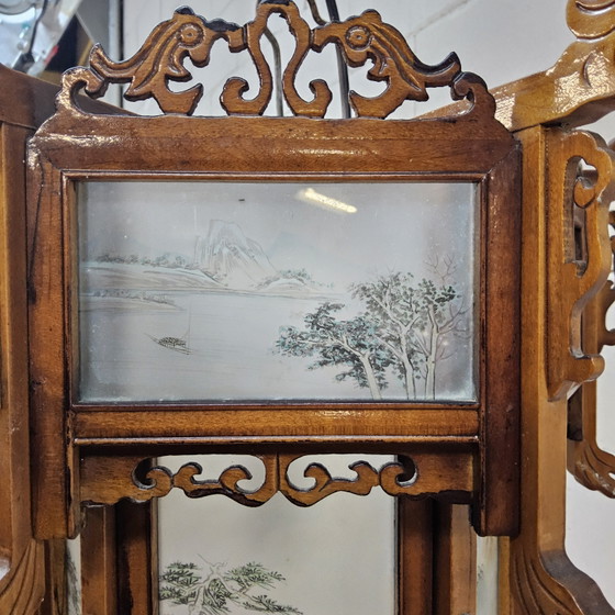 Image 1 of Lanterne/suspension chinoise vintage en bois avec panneaux de verre et scènes traditionnelles