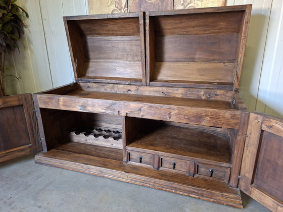 Image 1 of Robusto baule contenitore con cassetti e portabottiglie con serratura e chiave. Dimensioni: 140x56 cm e 73 cm di altezza.