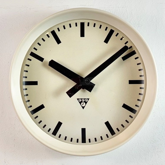 Image 1 of Industriële beige bakelieten fabriekswandklok van Pragotron, jaren 60