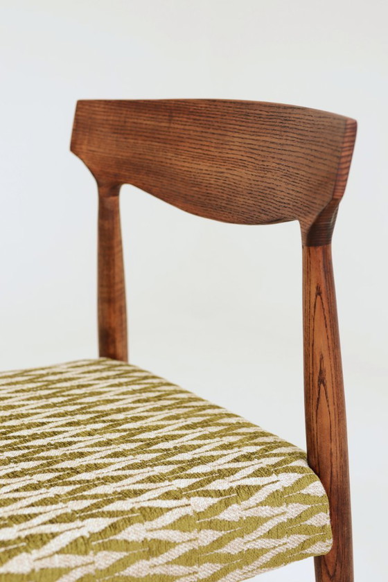 Image 1 of Set van 2 eetkamerstoelen van massief essenhout met groene jacquardstof.