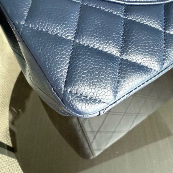 Image 1 of Borsa Chanel Classic Flap Maxi - Caviar Double Flap 34CM Trapuntata Blu Scuro Finiture Argento Serie 15
