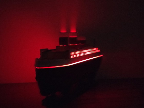 Image 1 of Luftbefeuchter/Lufterfrischer in Form des Schiffs Titanic, 30 cm