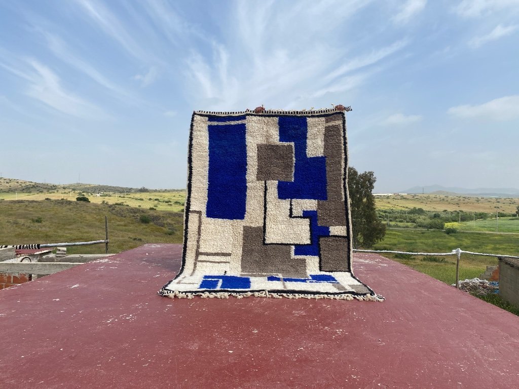 Large Vintage Beni Ourain Rug 255x170 cm – Abstract Moroccan Wool Rug – Blue & Beige Geometric Design – Statement Boho / Modern