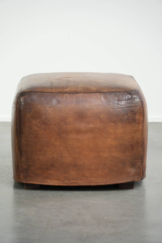 Einzigartiger und großer Design-Hocker/Fußhocker aus Schafsleder mit einer sehr schönen Patina und (photo 5 of 11)