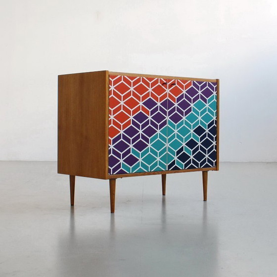 Image 1 of Kast uit het midden van de 20e eeuw met een handgeschilderd geometrisch patroon, kleurrijke vintage uit de jaren 60.