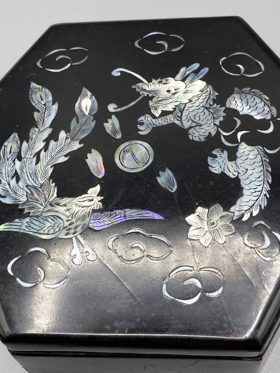 Hexagonal black lacquered box with mother-of-pearl inlay, dragon and phoenix, Far East, second half of the (photo 5 of 5)
