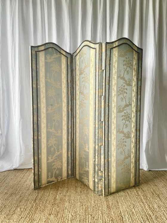 Image 1 of Biombo antiguo de estilo chinoiserie, principios del siglo XX, realizado en seda damasco.