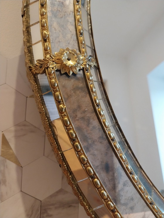 Image 1 of Round mirror Venetian style