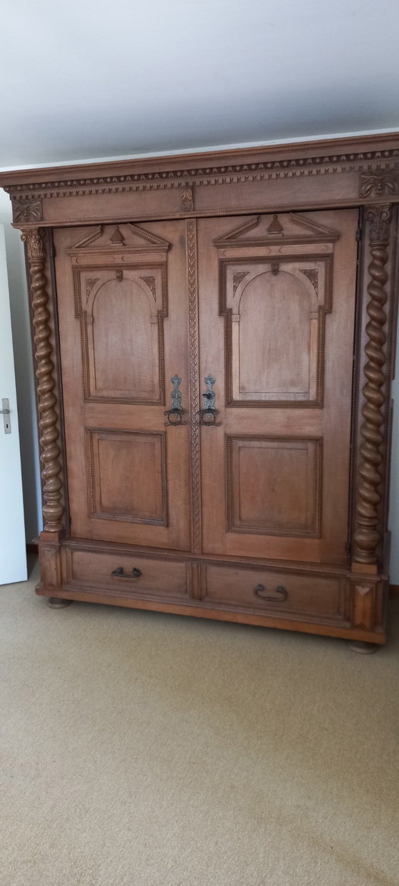 Armoire ancienne en bois de cerisier (baroque) du Château de Waldegg (4532 Feldbrunnen) e (photo 2 of 9)
