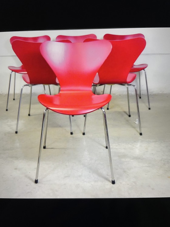 Image 1 of 6 Butterfly chairs ‘Series 7’ by Arne Jacobsen for Fritz Hansen.