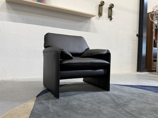 Leolux Bora Beta Armchair Black leather designer chair