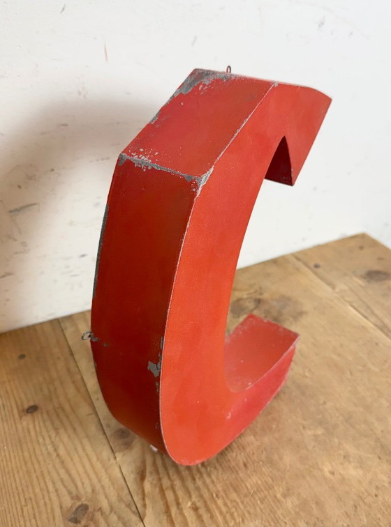 Image 1 of Lettera C in ferro rosso vintage, anni '70