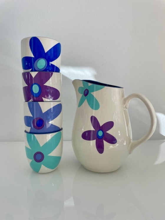 Image 1 of Brocca con 4 tazze – Design floreale e smalto blu