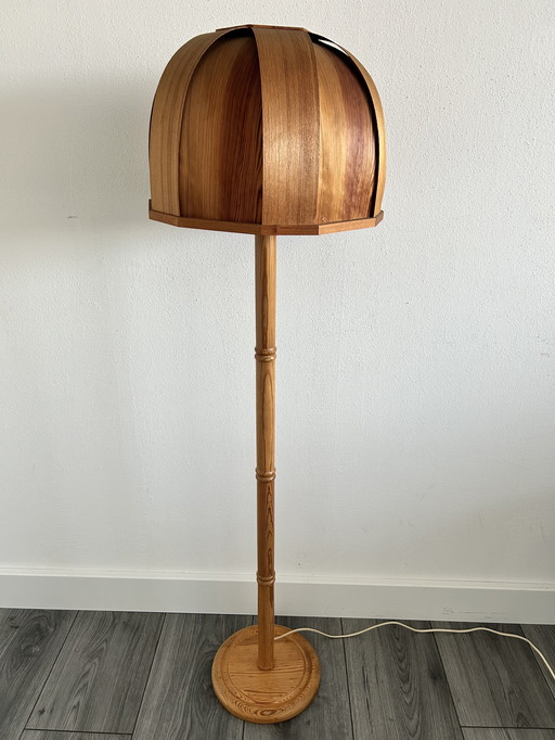 GB Solbackens Svarveri Fineer Pijnboom Vloerlamp (1970s)