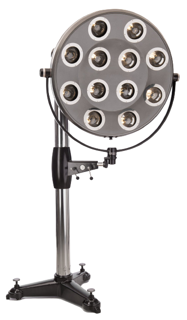 Lampadaire fonctionnel sur trépied lourd