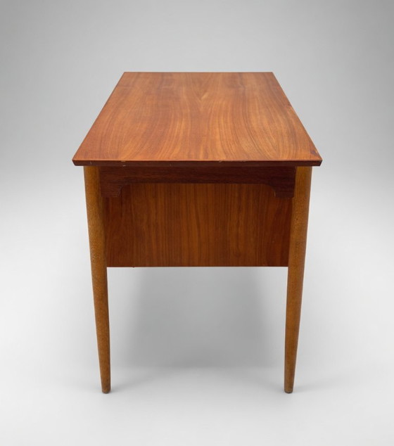 Image 1 of Dänischer kleiner Schreibtisch aus Teak und Buche, 1950er Jahre.