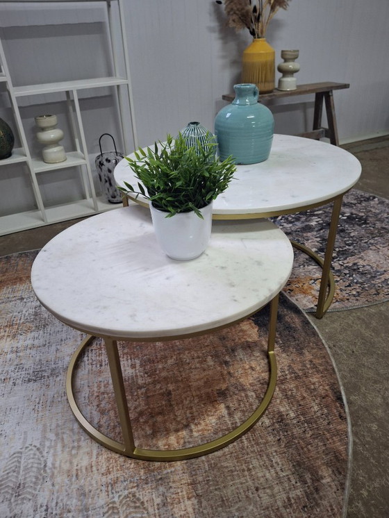 Image 1 of Salontafelset met wit marmer blad en goud metalen onderstel