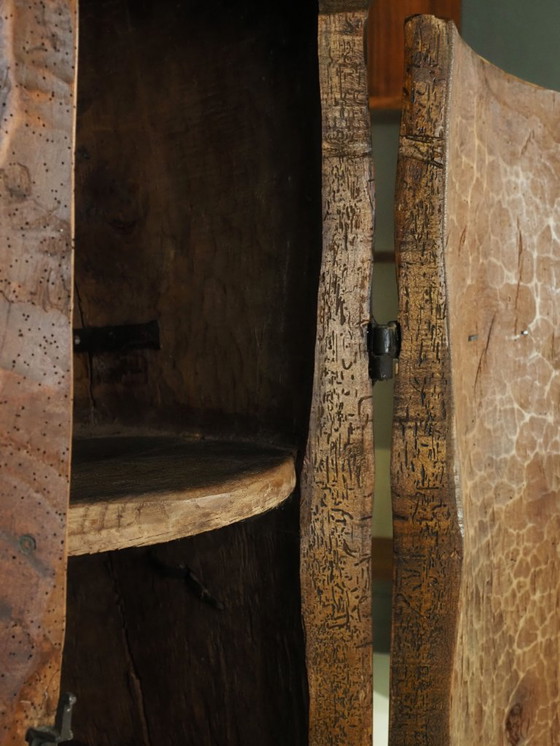 Image 1 of Cabinet d'art populaire primitif fabriqué à partir d'un vieux tronc d'arbre.