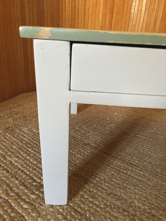 Image 1 of Table basse en bois massif avec tiroir