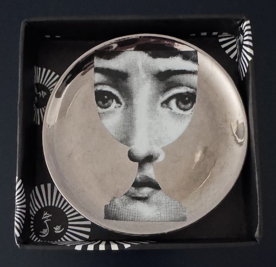 Image 1 of Fornasetti Sottobicchieri in porcellana “Tema e Variazioni” – Set da 4 (8,5 cm) – Con scatola – N. 39 / 51 / 83 / 101