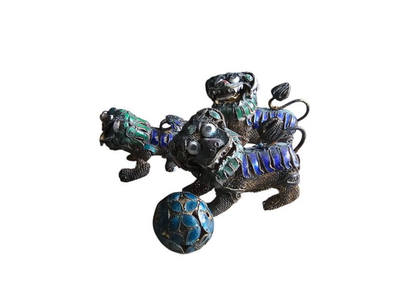Image 1 of Foo (Fu) dogs -  Filigraan - Emaillen -  cloisonné - miniatuur -  zilver - verguld  ~ 3 stuks - Chinese sieraden ~ 20e eeuw