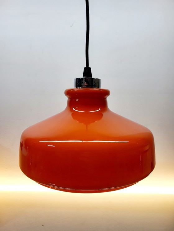 Image 1 of Lampada a sospensione vintage in vetro opalino arancione con finitura cromata, anni '60