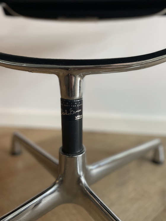 Image 1 of Sedia Eames EA107 Vitra "Hopsak/Velvet" - Vintage anni '80