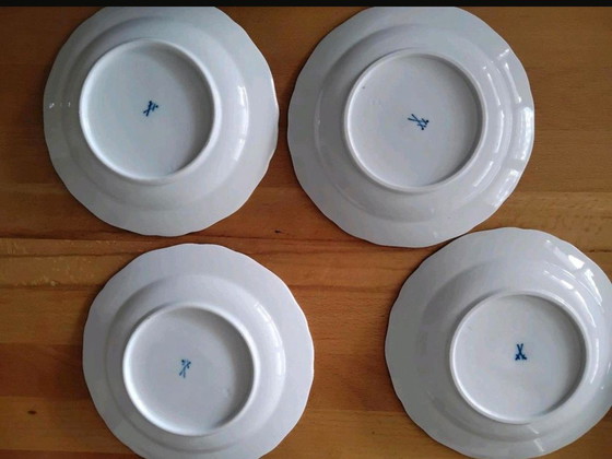 Image 1 of 4 vintage Meissen porseleinen taartschalen met bloemmotief en gouden rand.