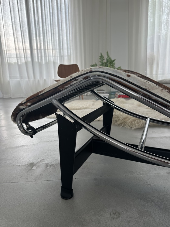 Image 1 of Originele Cassina LC4 Chaise Longue – Ponyhuid - Le Corbusier Charlotte Perriand