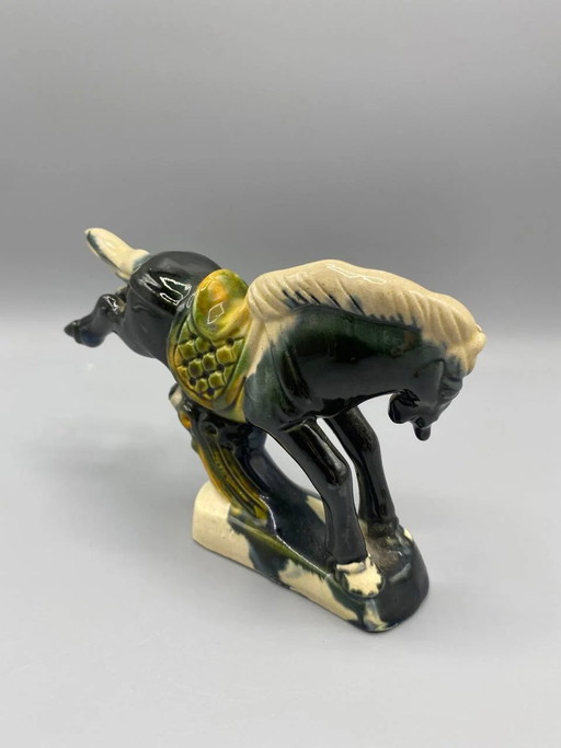 Cavallo al galoppo in ceramica smaltata, stile Tang, nero e crema, sella gialla e verde. – servies (photo 2 of 6)