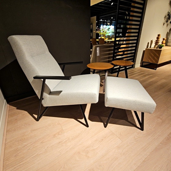 Image 1 of Sillón Cloak Shell con otomana