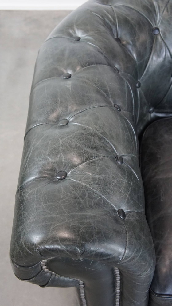 Image 1 of Ruime zwarte chesterfield fauteuil van generfd rundleer