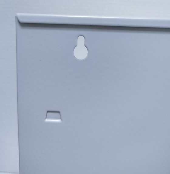 Image 1 of Estantería de pared de metal lacado de diseño