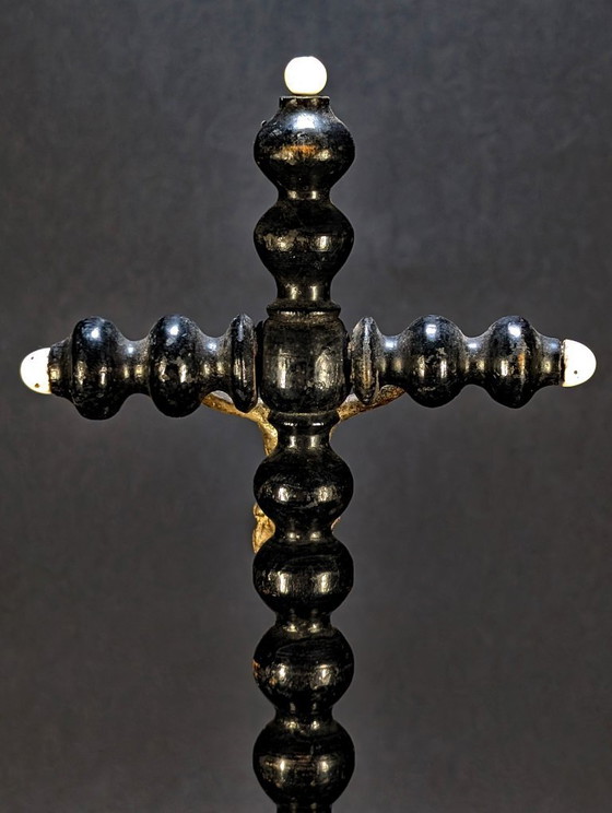 Image 1 of Croce antica restaurata in legno nero e metallo argentato, raffigurante Cristo in stile Napoleone III.