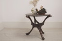 Vintage handgesneden ronde tafel van hardhout in Afrikaanse stijl, sculpturaal, inklapbaar bijzettafeltje