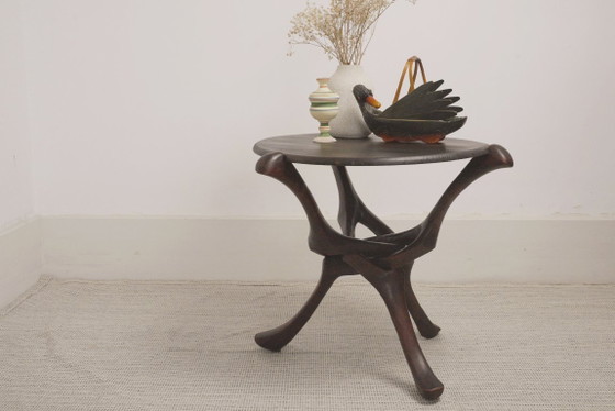 Image 1 of Vintage handgesneden ronde tafel van hardhout in Afrikaanse stijl, sculpturaal, inklapbaar bijzettafeltje