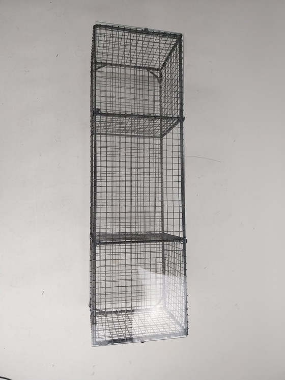 Image 1 of 1 x armoire en fil d'acier avec plateau en verre Années 1980