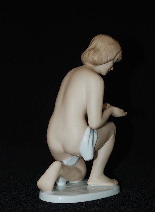 Femme nue buvant, 1964. Manufacture de porcelaine Kurt Steiner de Wallendorf