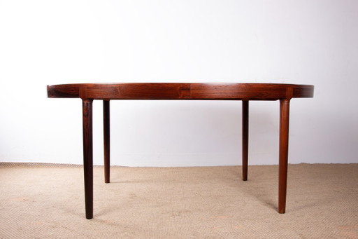 Gran mesa de comedor ovalada y extensible de palisandro danés, diseñada por Harry Østergaard para Randers Mobelfabrik en 1960.
