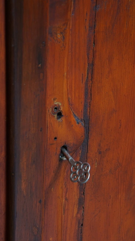 Image 1 of Armario antiguo de color rojo/marrón con 2 puertas y un cajón