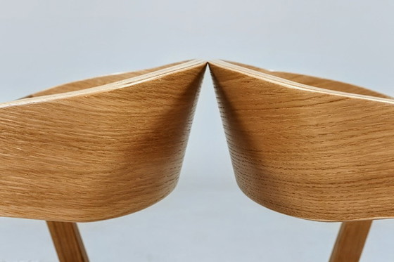 Image 1 of Een paar moderne stoelen in Scandinavisch design, gemaakt van eikenhout.