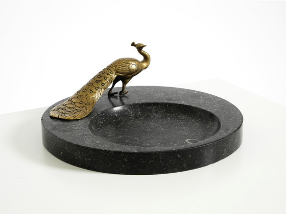 Image 1 of Wunderschönes, großes Tablett aus schwarzem Granit mit einem Pfau aus Messing, um 1920