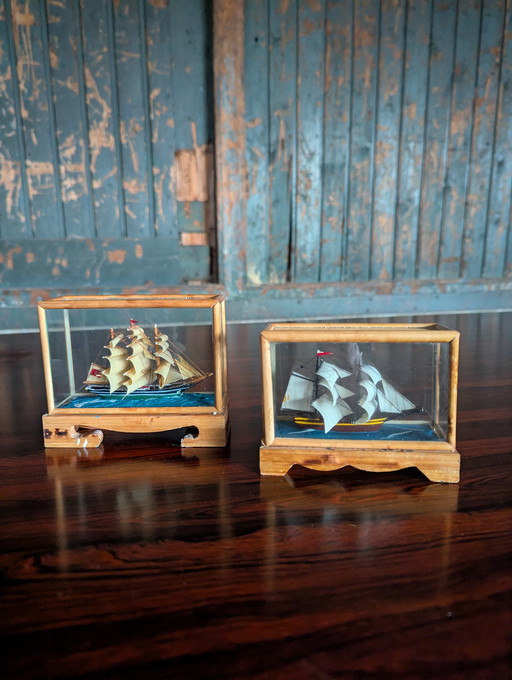 Vintage display case ship models/tallships