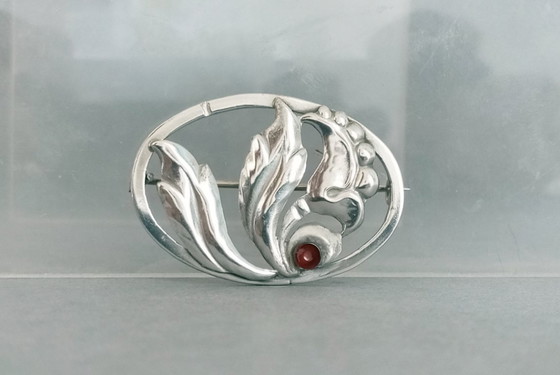 Image 1 of Broche de plata Art Nouveau/Art Déco de Bernhard Hertz con piedra de ágata roja. Copenhague, Dinamarca, 1910.