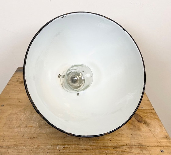 Image 1 of Lampada industriale in smalto nero con parte superiore in porcellana, anni '50