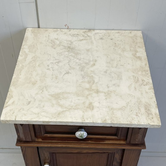 Image 1 of Table de chevet ancienne française chinée, meuble d'entrée en chêne avec plateau en marbre