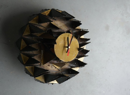Brutalistische metalen wandklok van A. Becht, 1986