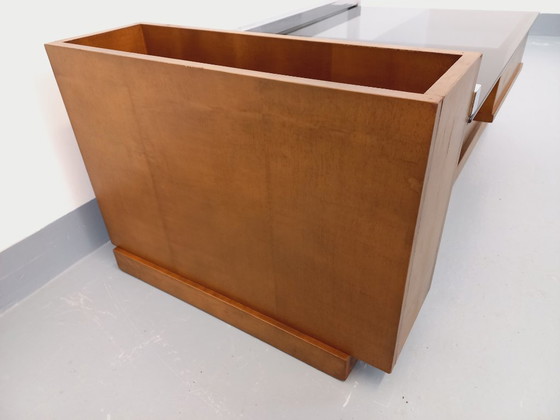 Image 1 of Vintage modernistische rechthoekige salontafel met houten nissen, chroom en rookglas uit de jaren 70.
