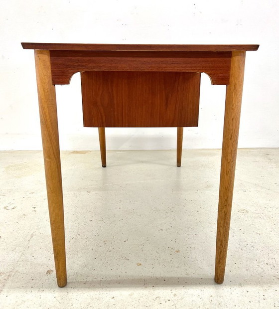 Image 1 of Dänischer Petite Teak-Schreibtisch, 1950er Jahre.