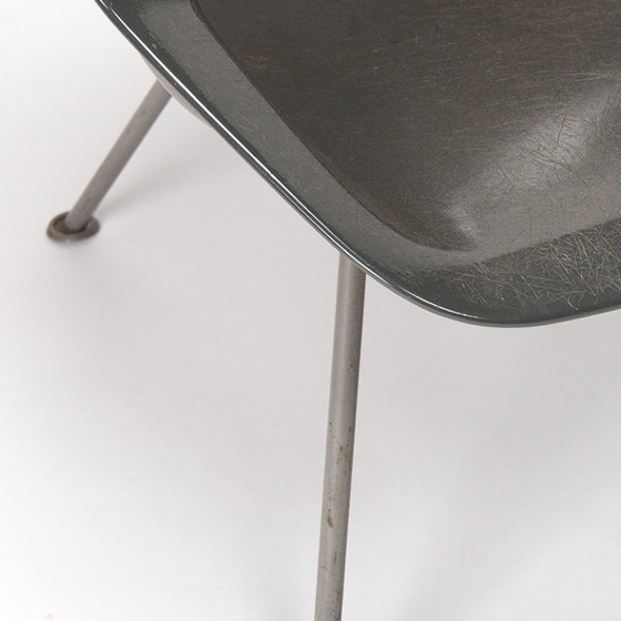 Image 1 of Wim Rietveld y Andre Cordemeyer modelan el sillón 416